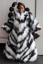 Barbie kleding nieuw - Lange jas bont zebra wit zwart Curvy, Ophalen of Verzenden, Nieuw, Barbie
