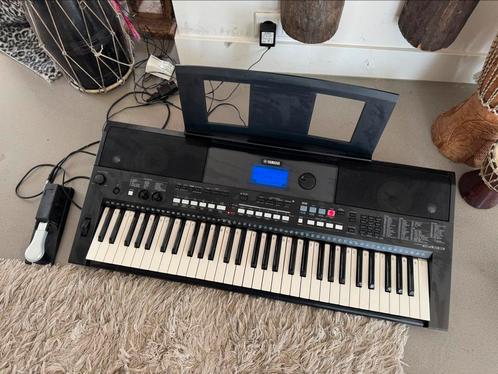Yamaha PSR E433 keyboard met pedaal in topstaat., Muziek en Instrumenten, Keyboards, Zo goed als nieuw, 61 toetsen, Yamaha, Aanslaggevoelig