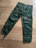 Camouflage broek mt 36 / 32 carhartt WIP, Ophalen, Zo goed als nieuw, Maat 56/58 (XL), Groen