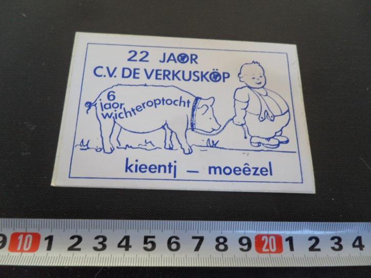 sticker Weert 22 jaor C.V. De Verkusköp Kieentj - Moeêzel, Verzamelen, Stickers, Zo goed als nieuw, Bedrijf of Vereniging, Ophalen