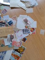 Duizenden postzegels, afgeweekt, 500 gram. Doos 2, Postzegels en Munten, Postzegels | Volle albums en Verzamelingen, Ophalen of Verzenden