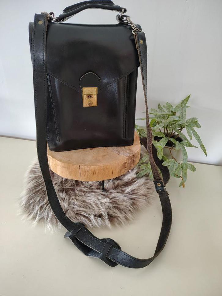 Vintage leren schoudertas jaren 70/80, Sieraden, Tassen en Uiterlijk, Tassen | Damestassen, Zo goed als nieuw, Handtas, Zwart