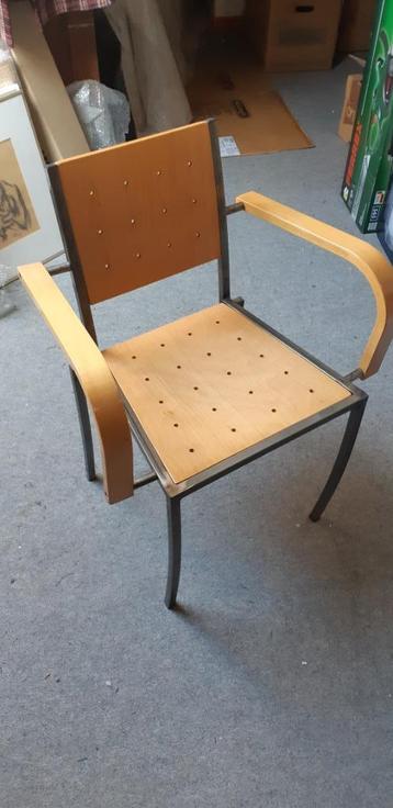 4 PRACHTIGE EETKAMER STOELEN beschikbaar voor biedingen