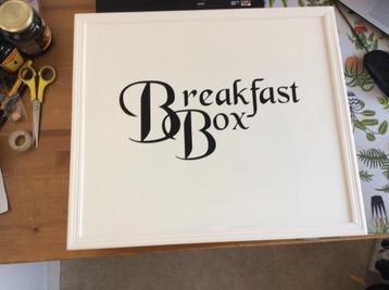 Breakfastbox, ongebruikt. dubbel dienblad met servies voor 2