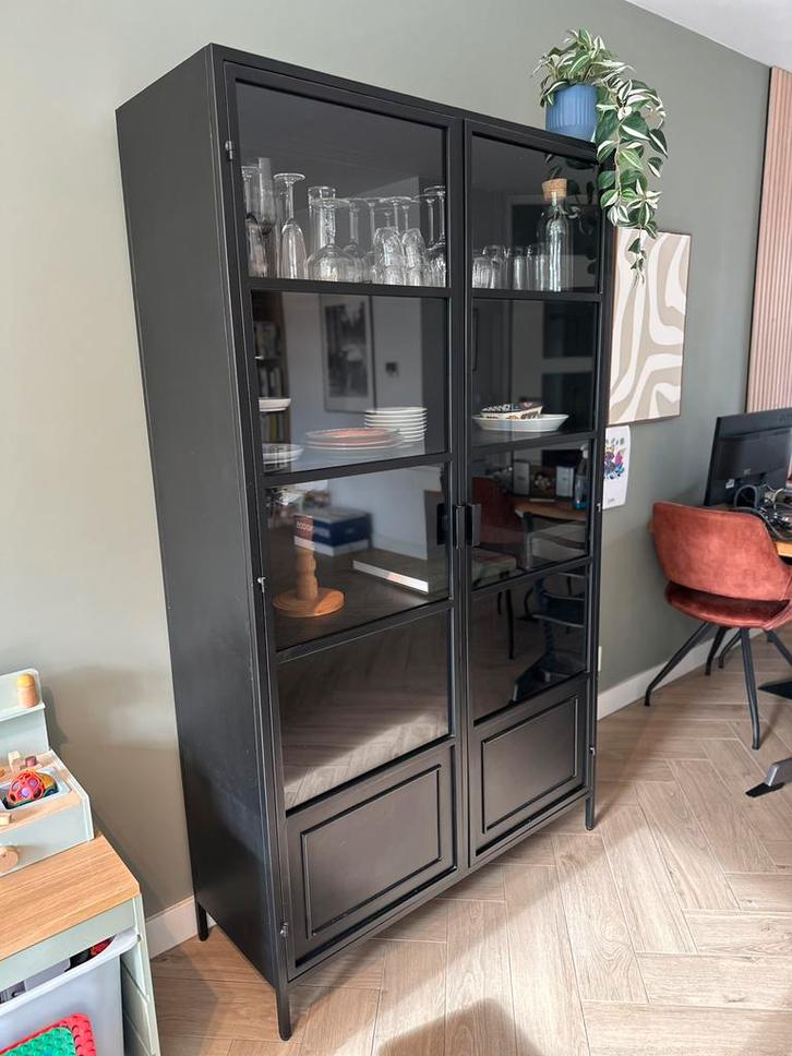WOOOD vitrinekast zwart met glas zgan, Huis en Inrichting, Kasten | Vitrinekasten, Zo goed als nieuw, 150 tot 200 cm, 100 tot 150 cm