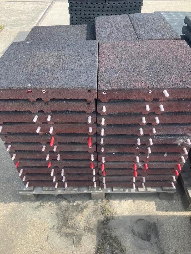 42 vochtdoorlatende rubberen tegels 50x50x7,5cm, Dieren en Toebehoren, Stalling en Weidegang, Toebehoren, 1 paard of pony
