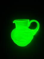 Kleine schenkkan uranium glas, Antiek en Kunst, Antiek | Glas en Kristal, Verzenden
