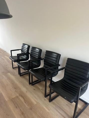Zwarte leren stoelen beschikbaar voor biedingen