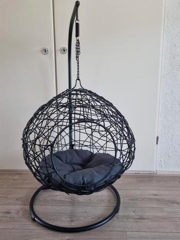 Zeer mooie zwarte wicker hangende kat/honden mand. ZGAN!   beschikbaar voor biedingen