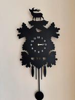 Strakke koekoeksklok van zwart metaal, Ophalen of Verzenden, Zo goed als nieuw, Wandklok