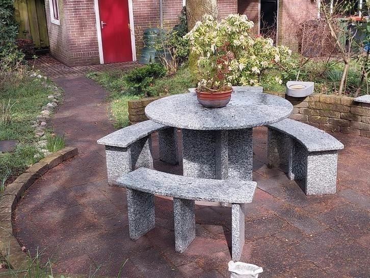 Granieten tuintafel met 3 bankjes. In nieuwstaat, Tuin en Terras, Tuinsets en Loungesets, Zo goed als nieuw, Overige materialen