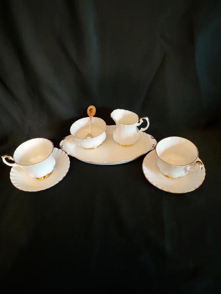Royal Albert Val D'Or Room Set - Vintage Theeservies, Huis en Inrichting, Keuken | Servies, Kop(pen) en/of Schotel(s), Overige stijlen