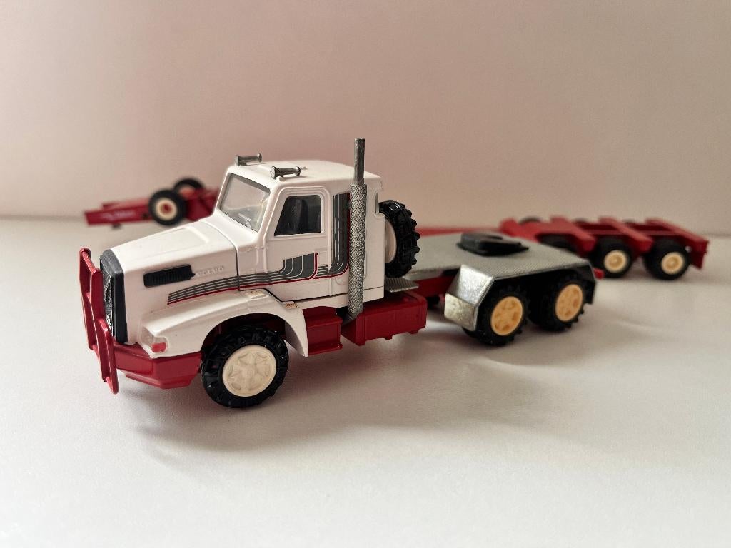 Volvo NL12 met dieplader van Conrad, Hobby en Vrije tijd, Modelauto's | 1:50, Ophalen of Verzenden, Gebruikt, Bus of Vrachtwagen