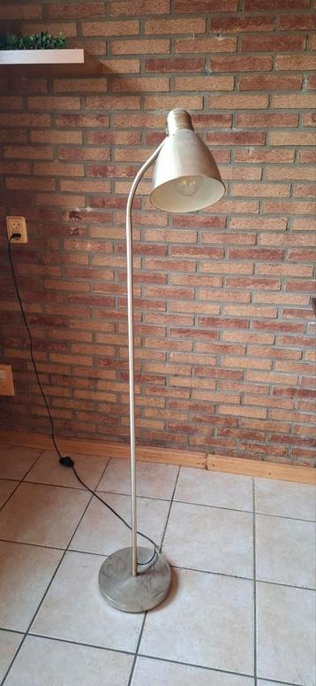 Messing vloerlamp - Stijlvol en functioneel! beschikbaar voor biedingen