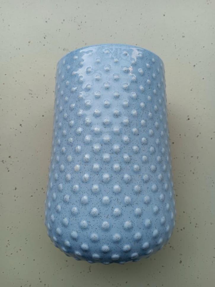 Hema vaas lichtblauw noppen, Huis en Inrichting, Woonaccessoires | Vazen, Zo goed als nieuw, Blauw, Minder dan 50 cm, Aardewerk of Porselein