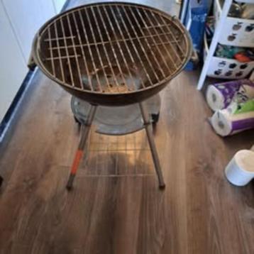 Gebruikte metalen barbecue voor in tuin + deksel + wieltjes beschikbaar voor biedingen