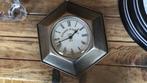 Wandklokken.  1 groot. En 1 klein model, Ophalen of Verzenden, Zo goed als nieuw, Wandklok