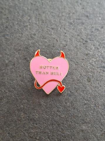 Leuke pin met tekst Hotter than Hill beschikbaar voor biedingen