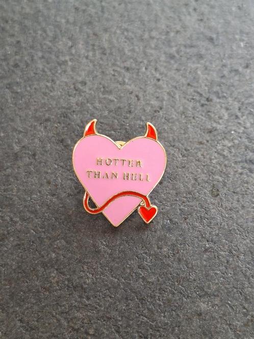 Leuke pin met tekst Hotter than Hill, Verzamelen, Speldjes, Pins en Buttons, Nieuw, Overige onderwerpen, Ophalen of Verzenden