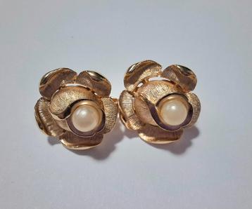 Trifari vintage clip oorbellen vergulde bloemen parel beschikbaar voor biedingen