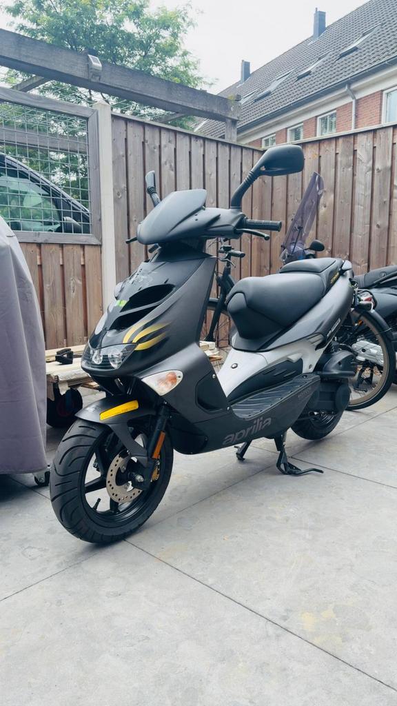 Aprilia sr 50 ditech uit 2002 / werkelijk in nieuwstaat, Fietsen en Brommers, Scooters | Aprilia, Zo goed als nieuw, Overige modellen