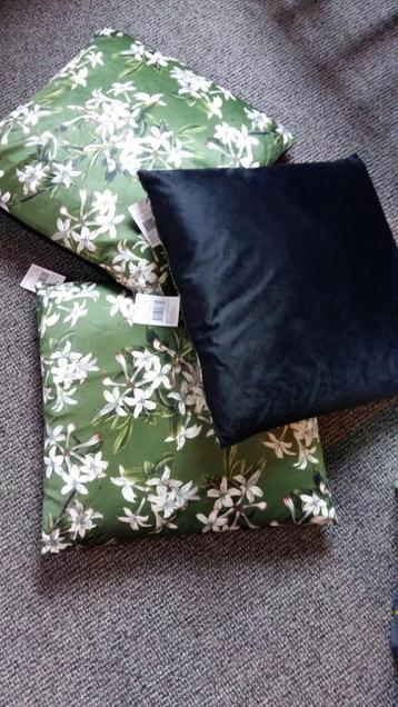 nieuwe groene sierkussens met bloem motief 45 bij 45. beschikbaar voor biedingen