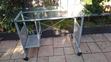 Bureau voor uw laptop of computer beschikbaar voor biedingen