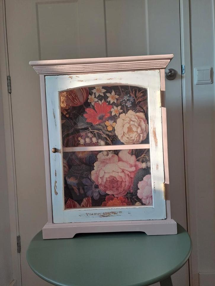 Mooi landelijk/ brocante roze vitrine kastje, Huis en Inrichting, Kasten | Vitrinekasten, Gebruikt, Minder dan 100 cm, Minder dan 50 cm