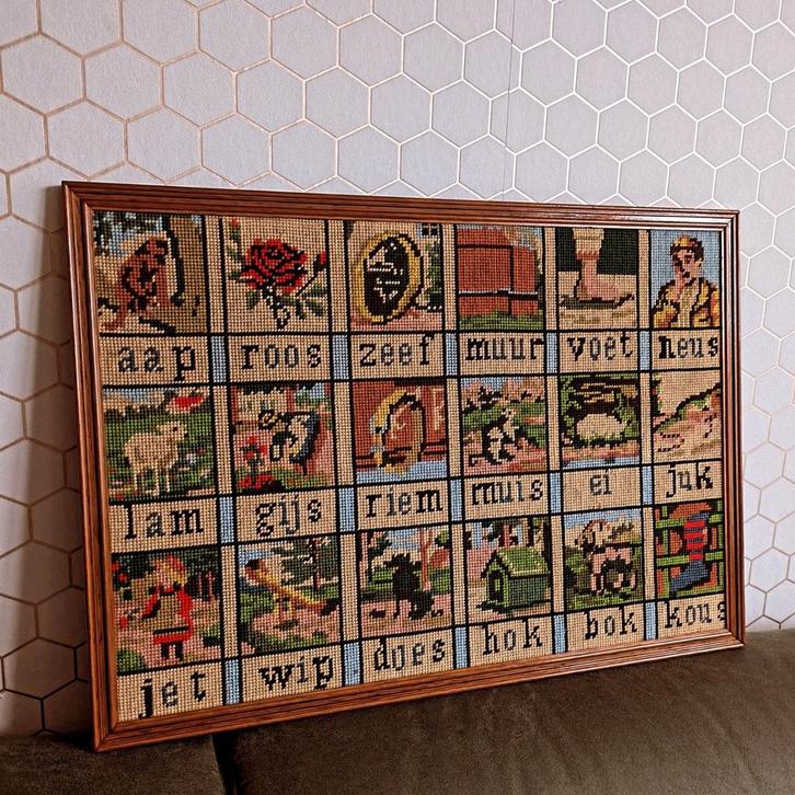 Leesplankje van handgeborduurd wol, Antiek en Kunst, Antiek | Schoolplaten, Geschiedenis, Ophalen of Verzenden