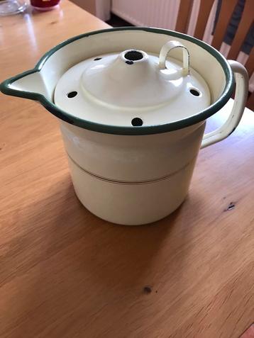 Mooie crème kleurige melkkoker beschikbaar voor biedingen