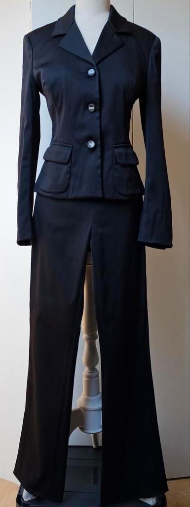 Dolce & Gabbana zwarte satijnachtige broekpak.  Maat 34 - 36, Kleding | Dames, Jasjes, Kostuums en Pakken, Zo goed als nieuw, Maat 36 (S)