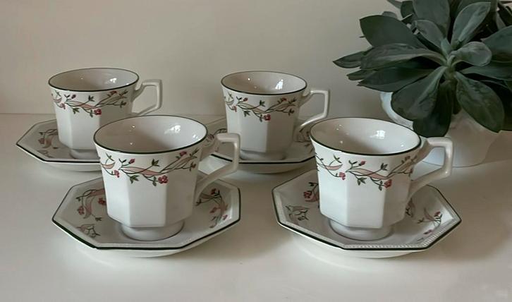 4 Johnson Brothers Eternal Beau kop en schotels, Huis en Inrichting, Keuken | Servies, Zo goed als nieuw, Kom(men), Overige stijlen