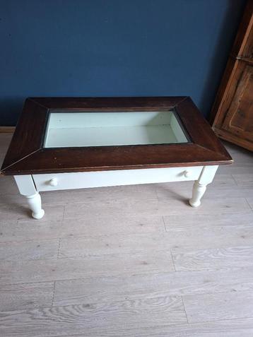Leuke opknap vitrine salontafel beschikbaar voor biedingen