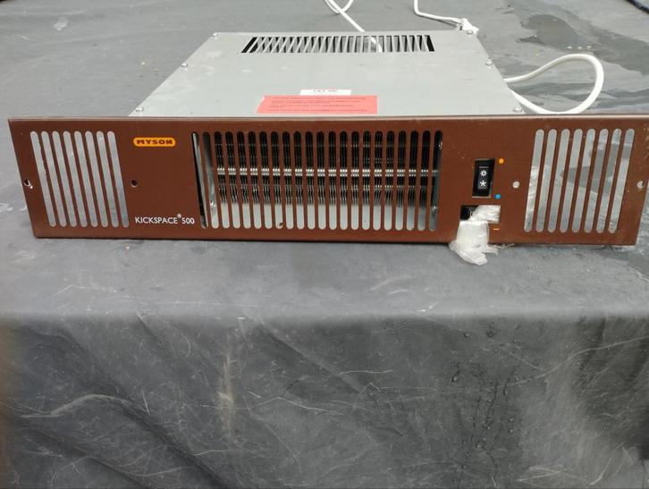 Myson Kickspace 500 Radiator - gebruikt in goede staat, Doe-het-zelf en Verbouw, Verwarming en Radiatoren, Zo goed als nieuw, Radiator