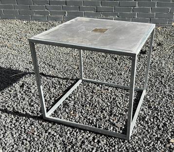 Design aluminium bijzettafel beschikbaar voor biedingen
