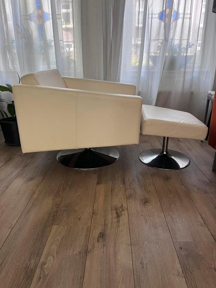 BoConcept fauteuil met voetenbank - wit leer, Huis en Inrichting, Fauteuils, Gebruikt, Leer, 50 tot 75 cm, 75 tot 100 cm, Ophalen