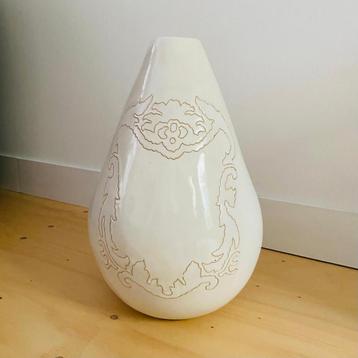 Grote witte aardewerk vaas met decoratie beschikbaar voor biedingen