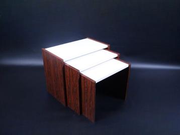 Vintage nesting tables beschikbaar voor biedingen