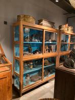 Antieke teakhouten vitrinekast met turquoise binnenzijde, Ophalen of Verzenden