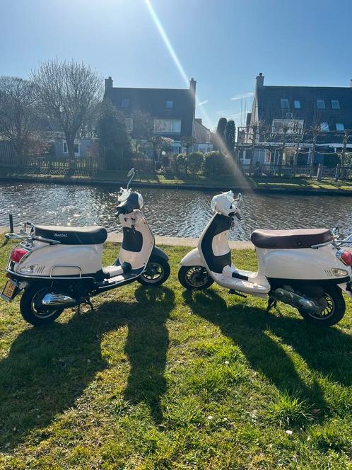 2 scooters met verwisselde kappen, Fietsen en Brommers, Snorfietsen en Snorscooters, Zo goed als nieuw, Overige merken, Benzine