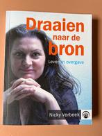 Draaien naar de bron - Nikki Verbeek, Ophalen of Verzenden, Zo goed als nieuw, Spiritualiteit algemeen, Verhaal of Roman