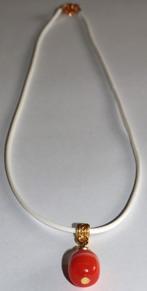 Eenvoudige witte ketting met een oranje tonnetje, Met hanger, Nieuw, Oranje, Ophalen of Verzenden