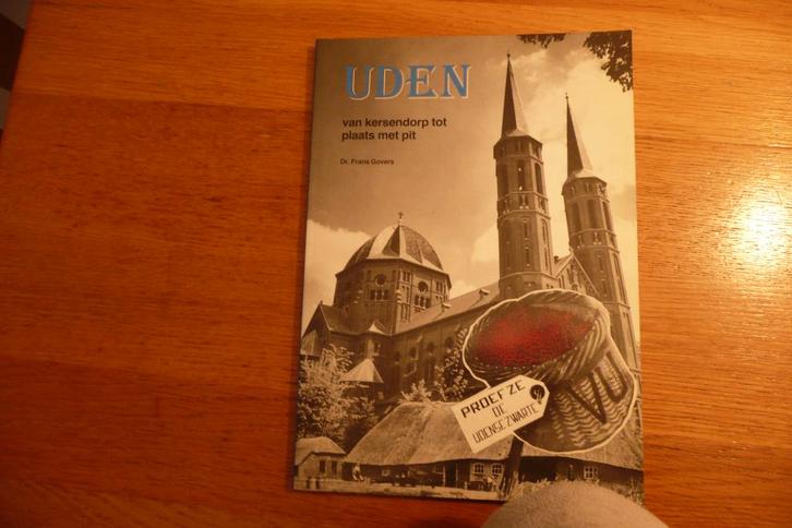 Uden van kersendorp tot plaats met pit Dr. Frans Govers, Boeken, Geschiedenis | Stad en Regio, Gelezen, Ophalen of Verzenden