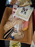 Doos met oude proefwerken borduren/breien, Ophalen of Verzenden
