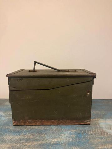 Vintage Legergroene Munitiekist beschikbaar voor biedingen