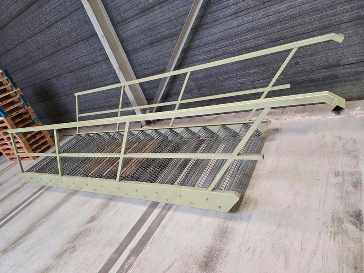 Trap ca 250cm hoog. Diverse soorten / types. 4 Stuks., Doe-het-zelf en Verbouw, Ladders en Trappen, 2 tot 4 meter, Ophalen