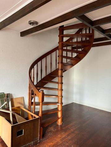 Hardhouten wenteltrap beschikbaar voor biedingen