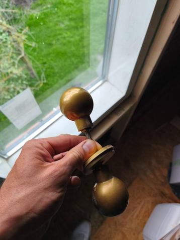 Zware messing deurknoppen beschikbaar voor biedingen