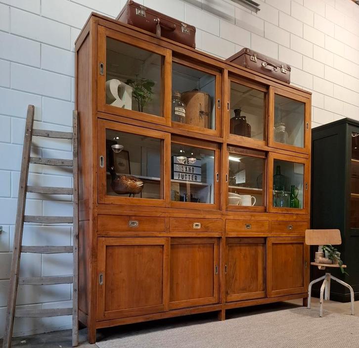 Vintage/Industriële Balinese winkelkast,houten buffetkast, Huis en Inrichting, Kasten | Buffetkasten, Zo goed als nieuw, 200 cm of meer