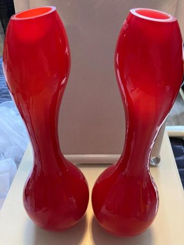 Mooie rode vaas 2 stuks beschikbaar voor biedingen